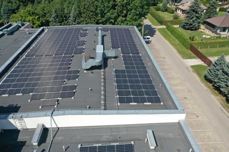 Saulės elektrinė ant plokščio stogo