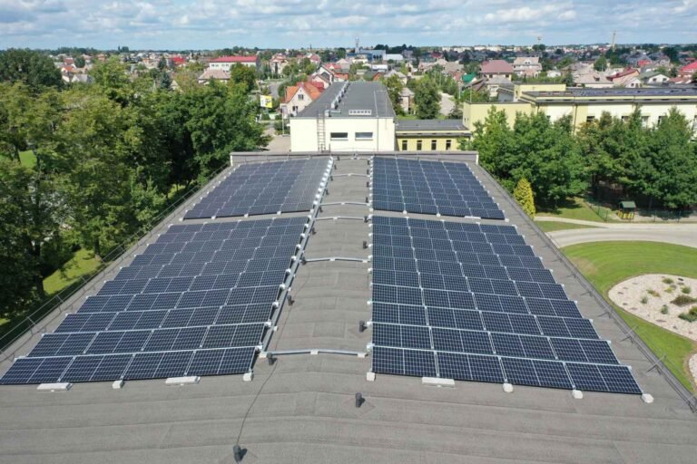 Saulės moduliai ant plokščio stogo, vaizdas iš viršaus